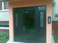 Dodanie a montáž vchodovych hliníkových dverí zo zabudovanými schránkami v Starej Ľubovni